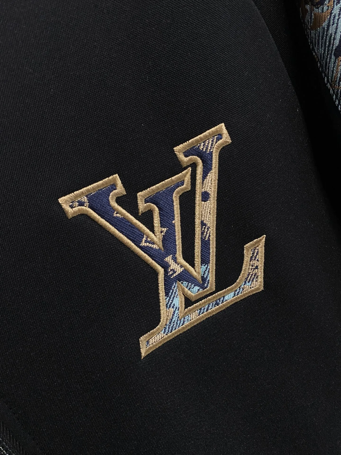 🅿️720 LV 2025 autumn and winter new counter, the same casual Tencel cotton fabric suit, breathable, comfortable and casual! Full of high-end feel! The details are exquisite and high-end, and the workmanship is impeccable! The original high-end fabric is very high-end! The fabric is crisp, anti-wrinkle and wear-resistant, warm, neat and stylish. Everyone must buy a set this autumn and winter. They must look cool and cool when wearing it. This is a model that we highly recommend! M-3XL
